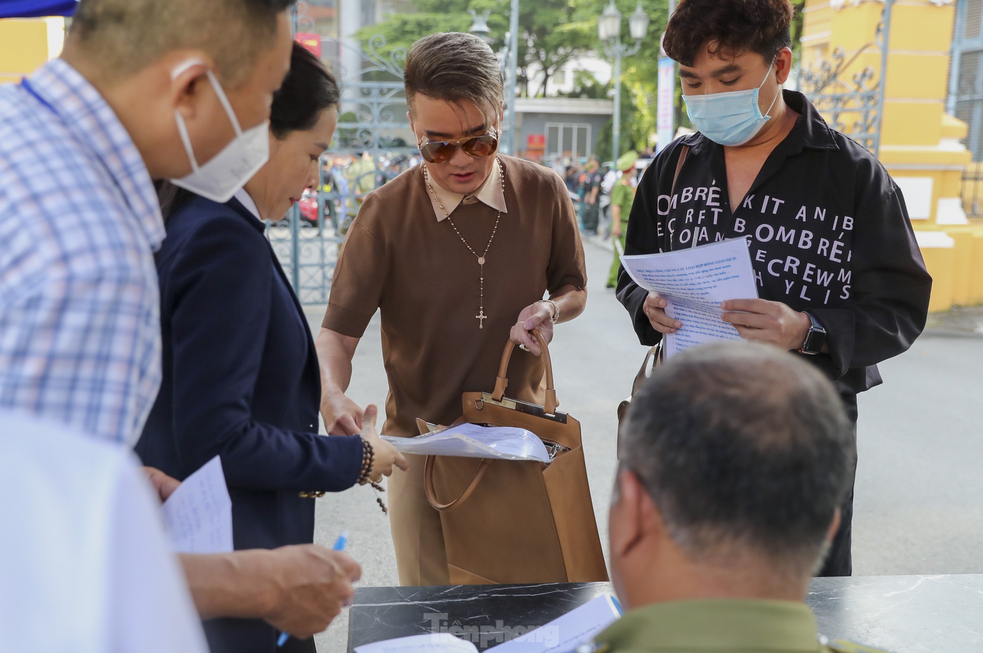 Nóng: Giải tán nhóm người tụ tập livestream tại phiên tòa xét xử bà Nguyễn Phương Hằng và đồng phạm  - Ảnh 9