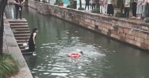 Ngã mũ thán phục trước sự quả cảm của người phụ nữ liều mình nhảy xuống sông cứu sống cô gái bị đuối nước