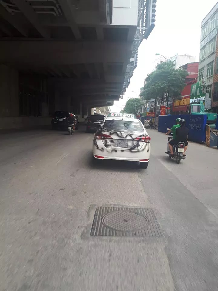 Hình ảnh chiếc taxi bị phun sơn đen chạy khắp phố khiến bao người chú ý - Ảnh 1
