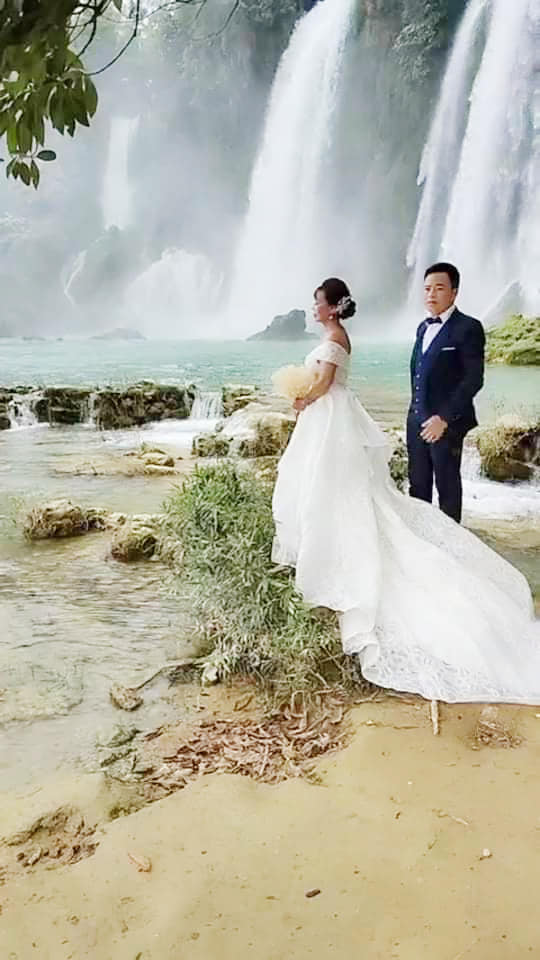 Cô dâu 63 tuổi ở Cao Bằng khoe ảnh mặc váy trắng kỷ niệm 2 năm ngày cưới, dân mạng bất ngờ với hành động nồng nhiệt của hai vợ chồng - Ảnh 2
