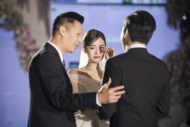 Xuýt xoa bộ ảnh đẹp trong đám cưới Á hậu Tường San: Cô dâu xinh nức nở khi bật khóc, bóng lưng chú rể gây chú ý lớn - Ảnh 1
