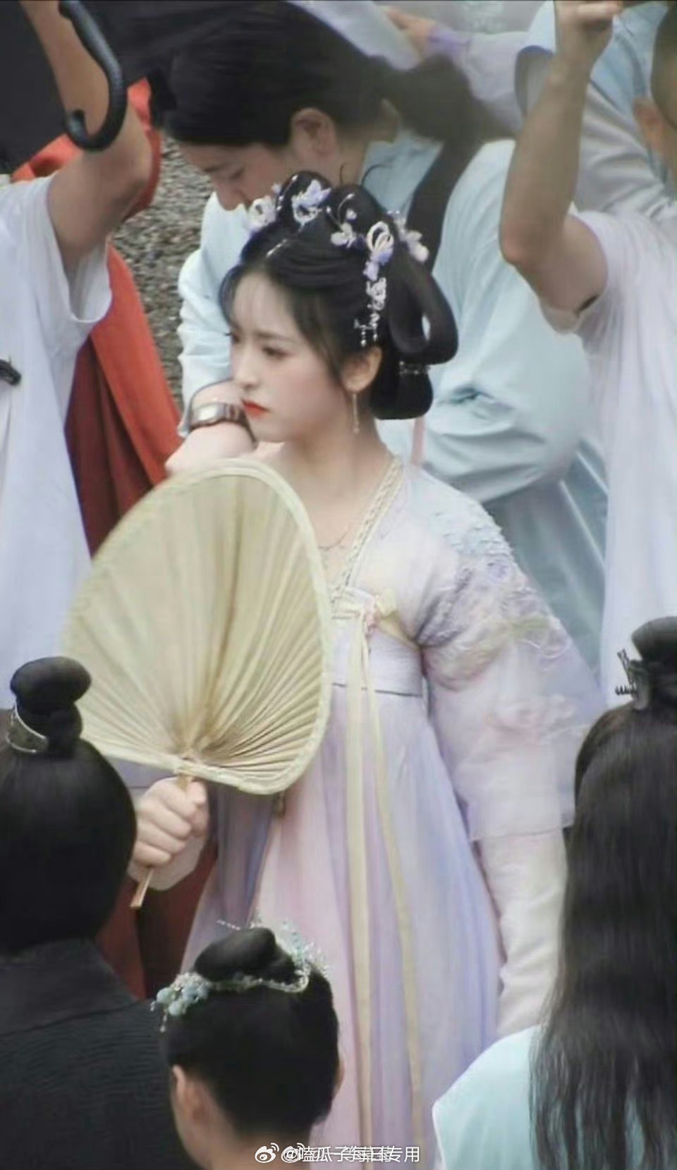 'Nữ thần thanh xuân' Thẩm Nguyệt đáng yêu với tạo hình cổ trang trong phim mới của 'đàn chị' Lưu Thi Thi - Ảnh 2